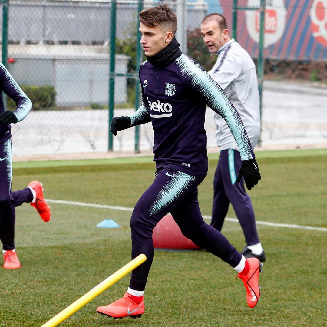Barca Midfielder Denis Suarez Trains In Classic Nike Total 90